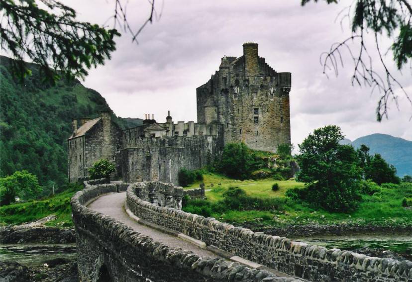 Castello di Eilean Donan, Scozia (Moralist. Licenza CC BY-SA 3.0 via Wikimedia Commons)