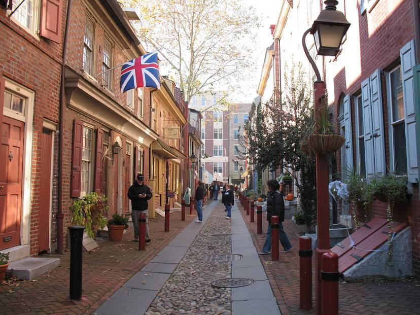 Strada di Elfreth's Alley, Philadelphia (Foto di Mr. Kjetil Ree. LIcenza CC BY-SA 3.0 via Commons)