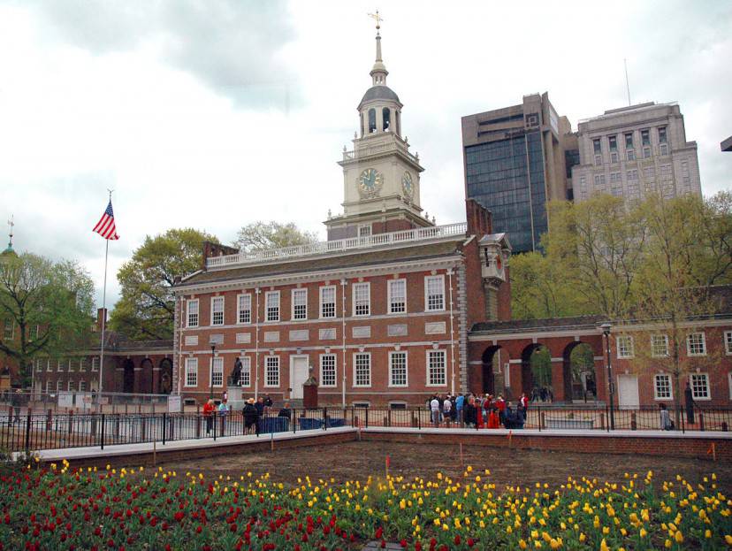 Independence Hall, Philadelphia (Foto di Rdsmith4. Licenza CC BY-SA 2.5 via Wikimedia Commons)