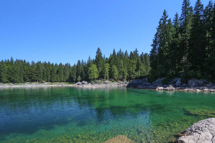 Lago di Fusine Superiore (Foto di Hubertl. Licenza CC BY-SA 4.0 via Wikimedia Commons)