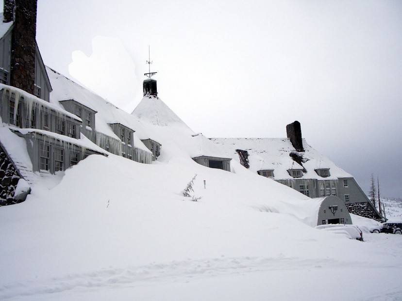 Timberline Lodge ricoperto dalla neve (Foto di EncMstr - EncMstr. Licenza CC BY-SA 3.0 via Wikimedia Commons) 