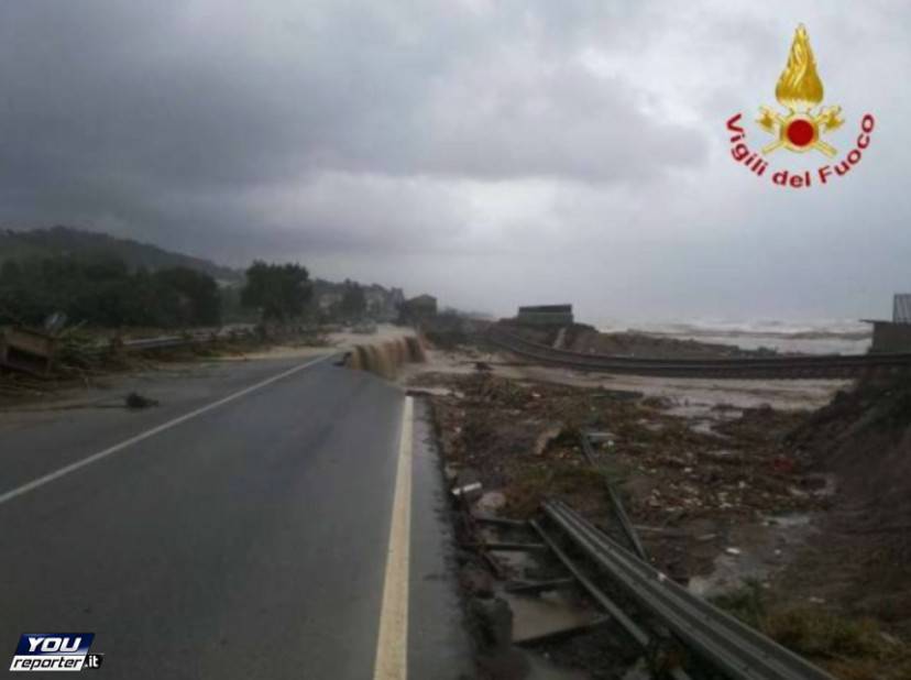 Statale 106 ionica e ferrovia distrutte dalla piena del torrente Ferruzzano in Calabria (Foto YouReporter.it)