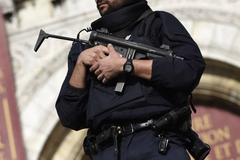 Polizia a Parigi dopo gli attentati (MIGUEL MEDINA/AFP/Getty Images)