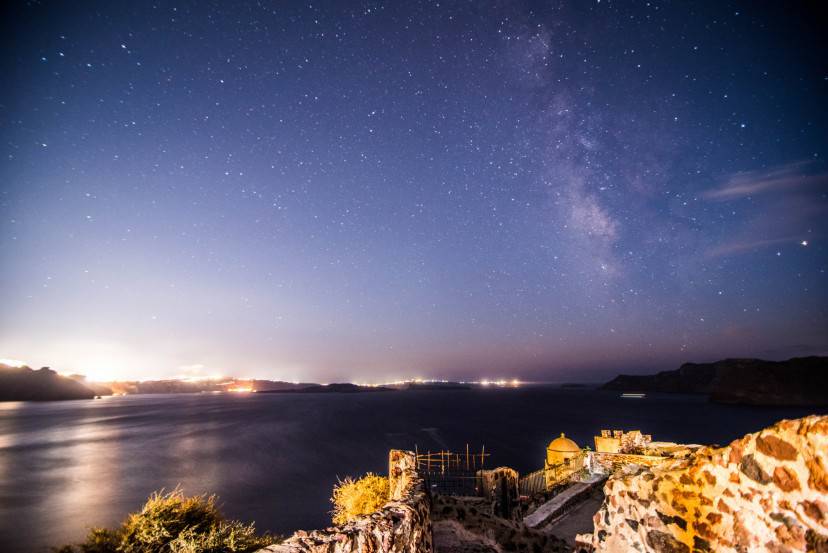 Mare d'inverno a Santorini, con Via Lattea (Thinkstock)