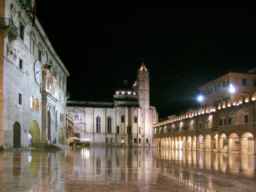 Ascoli Piceno, Piazza del Popolo (Foto di Flavia Cenciarini - Piazza del Popolo. Licenza CC BY-SA 2.0 via Wikimedia Commons)