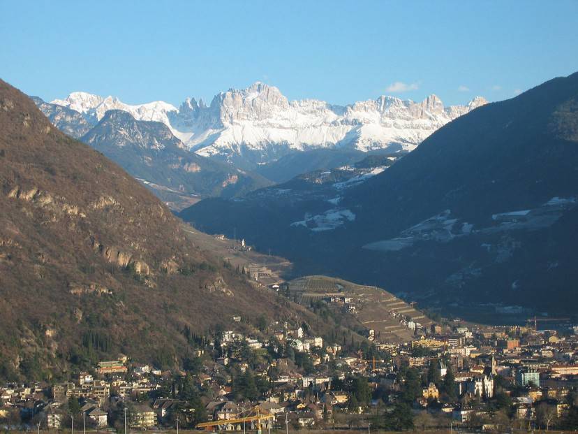 Bolzano con il Rosengarten (Foto di Fedi. Licenza CC BY-SA 3.0 via Wikimedia Commons )