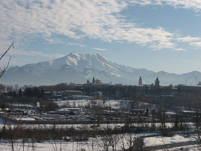 Cuneo e Bisalta (Foto di Nem80. Licenza CC BY-SA 3.0 via Wikimedia Commons)