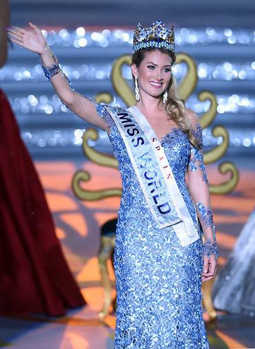 Mireia Lalaguna of Spain waves after winning the Miss World competition at the Grand Final in Sanya, in southern China's Hainan province on December 19, 2015. Contestants from over 110 countries competed in the final of the 65th Miss World Competition. AFP PHOTO / JOHANNES EISELE / AFP / JOHANNES EISELE (Photo credit should read JOHANNES EISELE/AFP/Getty Images)