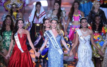 Mireia Lalaguna Rozo of Spain (C) smiles after winning the new title of the Miss World at the Grand Final in Sanya, in southern China's Hainan province on December 19, 2015. Contestants from over 110 countries compete in the final of the 65th Miss World Competition. / AFP / JOHANNES EISELE (Photo credit should read JOHANNES EISELE/AFP/Getty Images)
