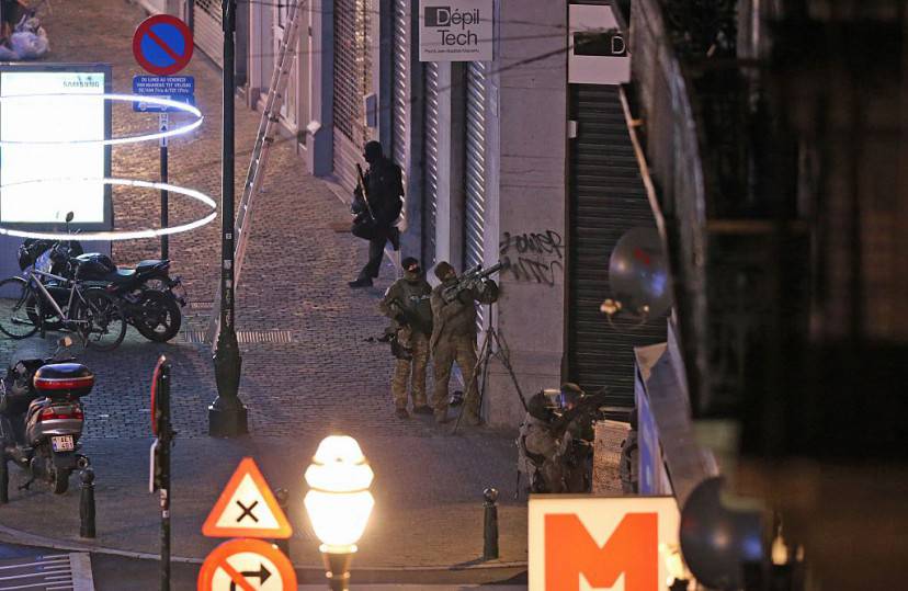 Armed special forces of the police are pictured during searchings in the Rue Antoine Dansaert street in the city center of Brussels on December 20, 2015.  Belgian police searched a home in the centre of Brussels on Sunday and made one arrest in connection with a probe into last month's terror attacks in Paris, federal prosecutors said. / AFP / BELGA / NICOLAS MAETERLINCK / Belgium OUT        (Photo credit should read NICOLAS MAETERLINCK/AFP/Getty Images)