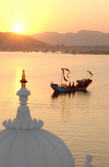 Taj Lake Palace - Udaipur - James Bond's boat
