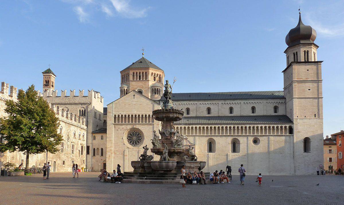 Trento, Piazza Duomo (Foto di Matteo Ianeselli. Licenza  CC BY 3.0 via Wikimedia Commons)