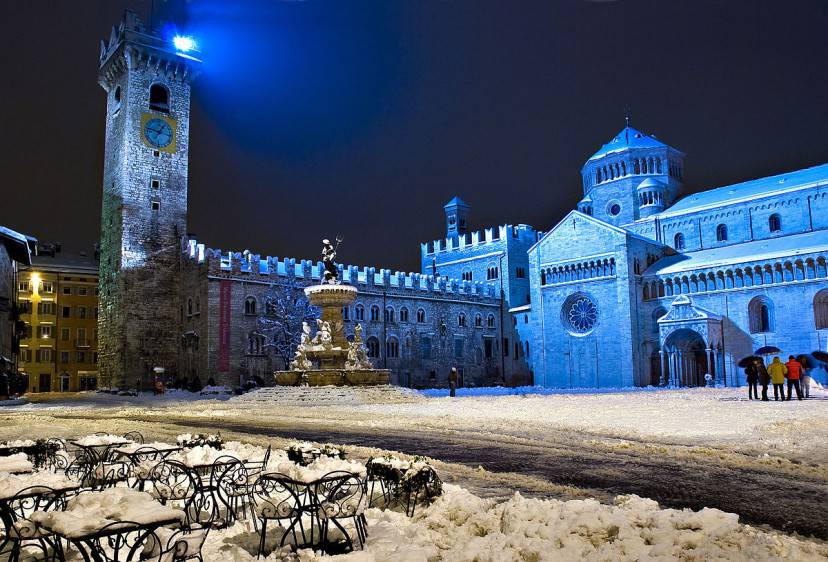 Trento, Piazza Duomo (Foto di Franco Visintainer - Opera propria. Licenza CC BY-SA 3.0 via Wikimedia Commons)