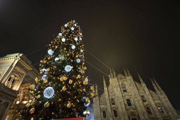 Albero di Natale in Piazza Duomo a Milano (GIUSEPPE CACACE/AFP/Getty Images)