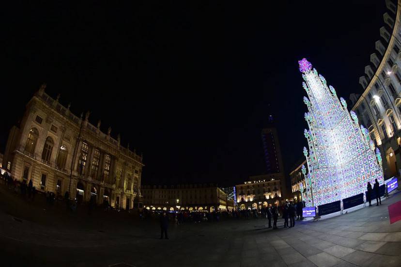 Albero di Natale in Piazza Castello a Torino (GIUSEPPE CACACE/AFP/Getty Images)