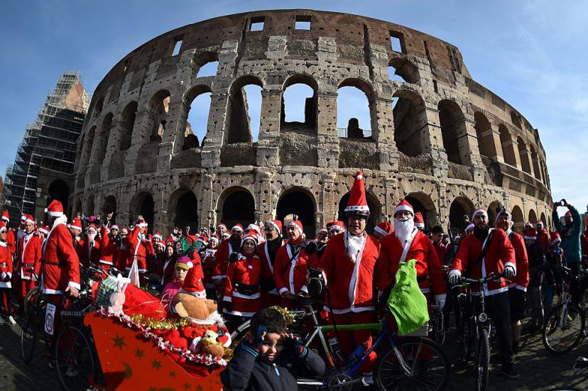 Raduno di Babbo Natale al Colosseo (GABRIEL BOUYS/AFP/Getty Images)