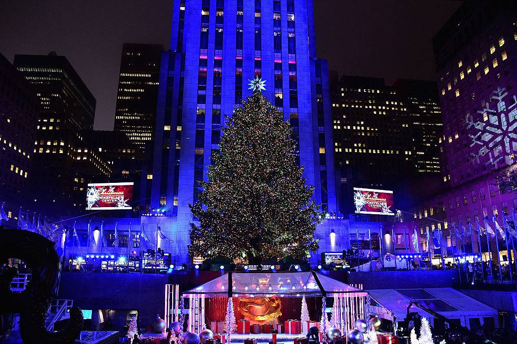 Natale a New York acceso l'albero di Rockefeller Center FOTO