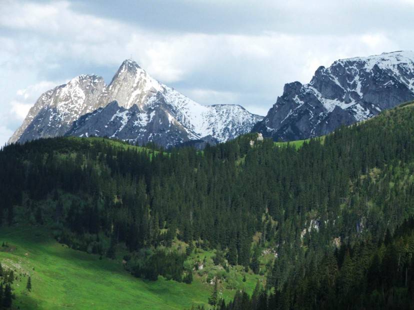 Giewont e Wielka Turnia, Tatra occidentali, Polonia (Foto di Jerzy Opioła. Licenza CC BY-SA 3.0 via Wikimedia Commons)