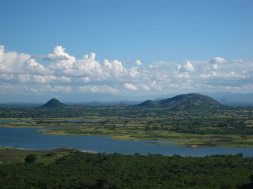 Mozambico, diga e lago di Chicamba (Foto di Ton Rulkens. Licenza CC BY-SA 2.0 via Wikimedia Commons)