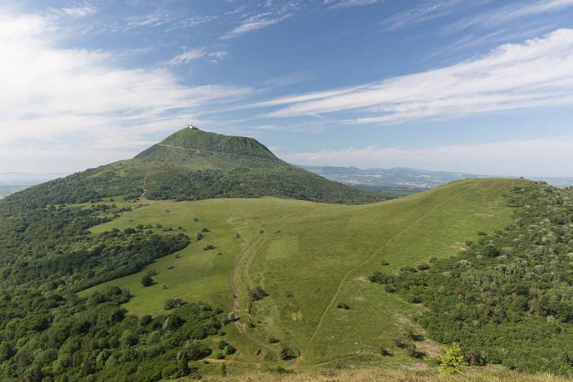Vulcano Puy de Dôme, Alvernia, Francia (Foto di William Crochot. Licenza CC BY-SA 4.0 via Wikimedia Commons)