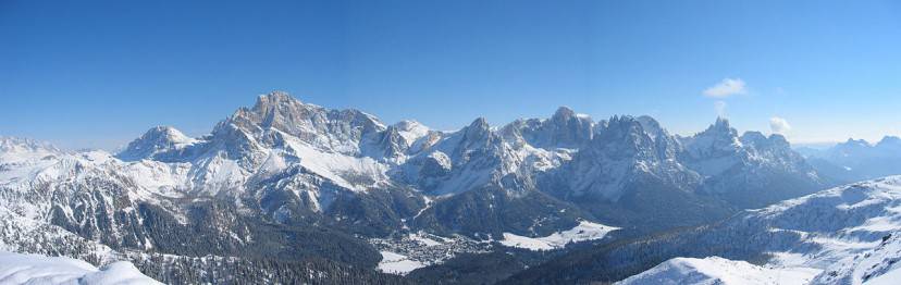 San Martino di Castrozza e le Pale (Foto di Karl southernpeople@gmail.com. CC BY 2.0 via Wikimedia Commons)