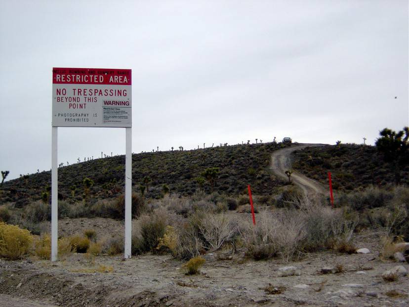 Cartello di avvertimento sul confine dell'Area 51, nel deserto del Nevada (Foto di X51. Licenza CC BY-SA 3.0 via Wikimedia Commons)