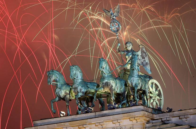 Fuochi di artificio sulla Porta di Brandeburgo (Adam Berry/Getty Images)