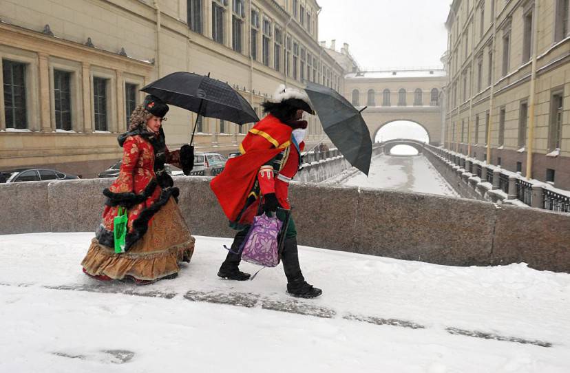 San Pietroburgo, attori vestiti da Zar Pietro il Grande e dall'Imperatrice Caterina sotto la neve (OLGA MALTSEVA/AFP/Getty Images)