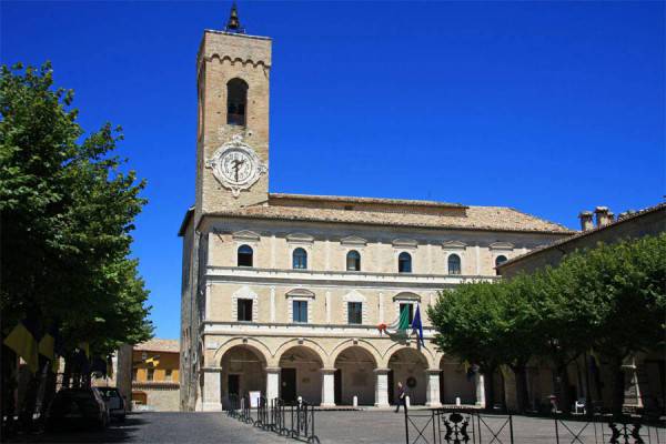 Cingoli, la piazza centrale con il Palazzo del municipio (Alessandro Vecchi. CC BY-SA 3.0, Wikipedia)