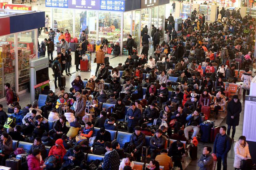 JINAN, CHINA - JANUARY 22:  (CHINA OUT) A large number of passengers wait at a railway station as many trains are delayed due to heavy snowfall on January 22, 2016 in Jinan, China. The National Meteorological Center (NMC) on Friday issued a yellow alert for blizzards that are expected to sweep China's northern, central and eastern regions.  (Photo by ChinaFotoPress/Getty Images)