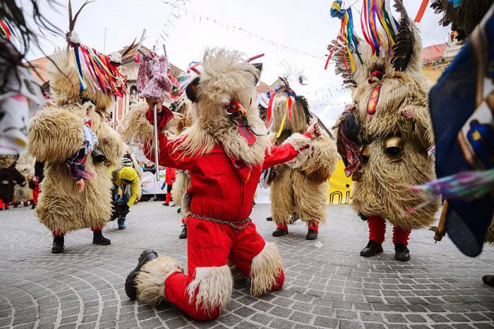Costumi e balli tradizionali al Carnevale di Ptuj, in Slovenia (JURE MAKOVEC/AFP/Getty Images)