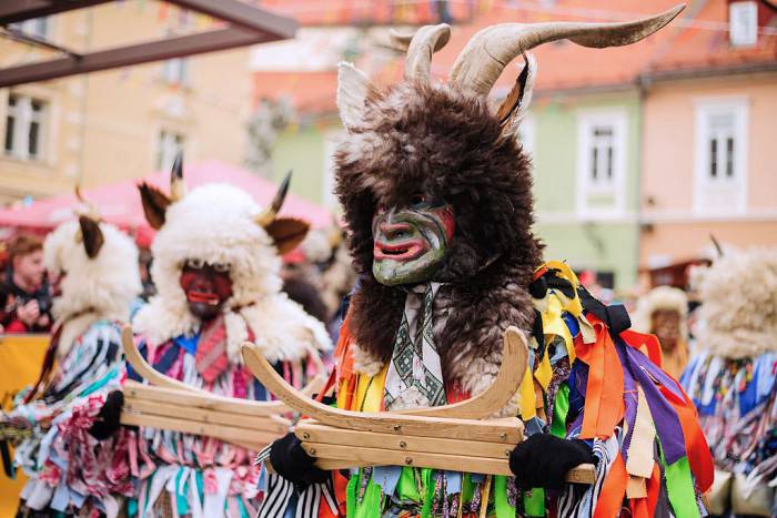 Costumi e balli tradizionali al Carnevale di Ptuj, in Slovenia (JURE MAKOVEC/AFP/Getty Images)