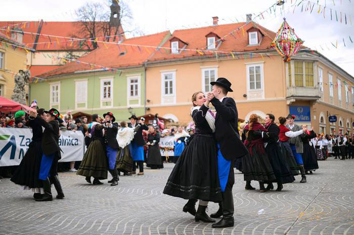 Costumi e balli tradizionali al Carnevale di Ptuj, in Slovenia (JURE MAKOVEC/AFP/Getty Images)