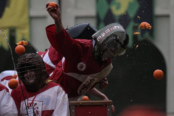 Battaglia delle arance a Ivrea (MARCO BERTORELLO/AFP/Getty Images)