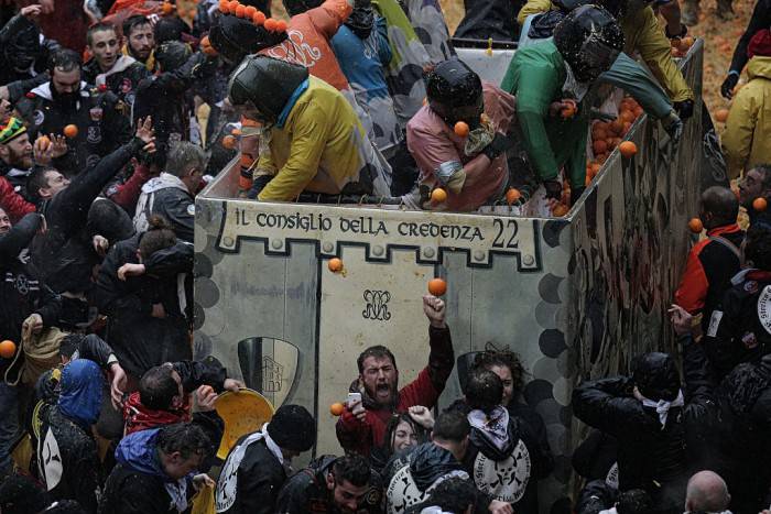 Battaglia delle arance a Ivrea (MARCO BERTORELLO/AFP/Getty Images)