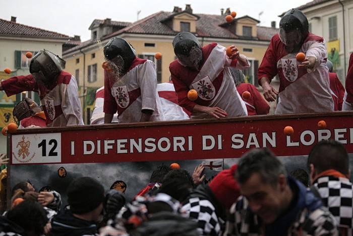 Battaglia delle arance a Ivrea (MARCO BERTORELLO/AFP/Getty Images)