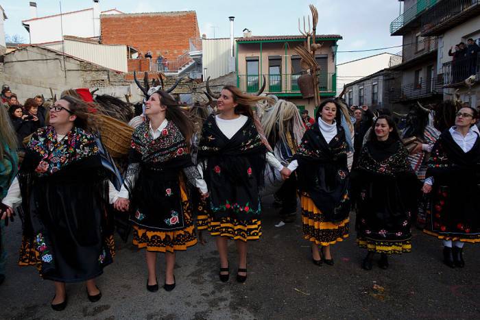 Danze popolari al Carnevale di Navalosa, Spagna (Pablo Blazquez Dominguez/Getty Images)