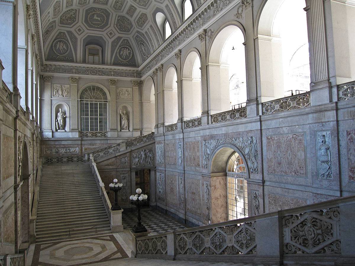 Scalone di Palazzo Reale a Napoli (Di Armando Mancini. CC BY-SA 2.0 via Wikicommons)