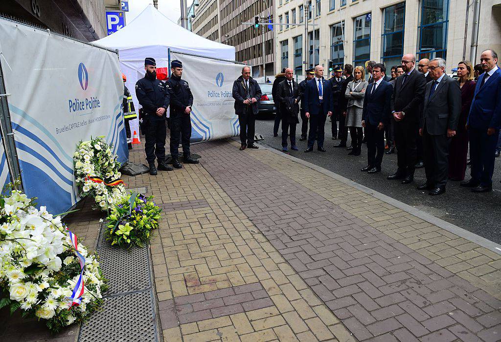 Il Primo Ministro Francese Valls, il primo Ministro Belga  Charles Michel e il Presidente della Commissione Europea  Jean-Claude Juncker rendono omaggio alle vittime della stazione della metro di Maelbeek      ( EMMANUEL DUNAND/AFP/Getty Images)