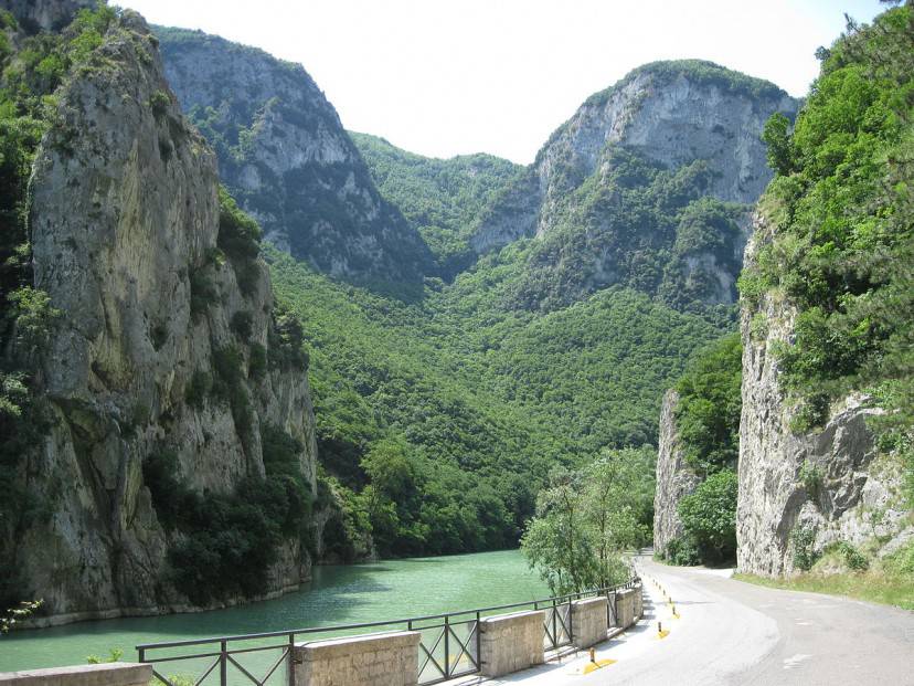 Gola del Furlo (Foto di Alicudi, CC BY-SA 3.0. Wikipedia)