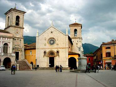 Norcia, Piazza San Benedetto (Wikipedia, Pubblico Dominio)