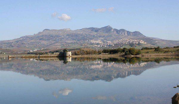 Sambuca vista dal Lago di Arancio (Di Ennio Gurrera, CC BY-SA 3.0, Wikipedia)