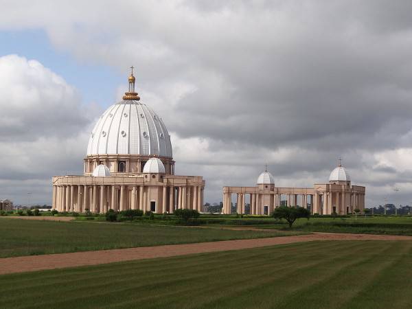 Basilica di Nostra Signora della Pace, Yamoussoukro, in Costa d'Avorio (Di Hanay, CC BY-SA 3.0, Wikicommons)