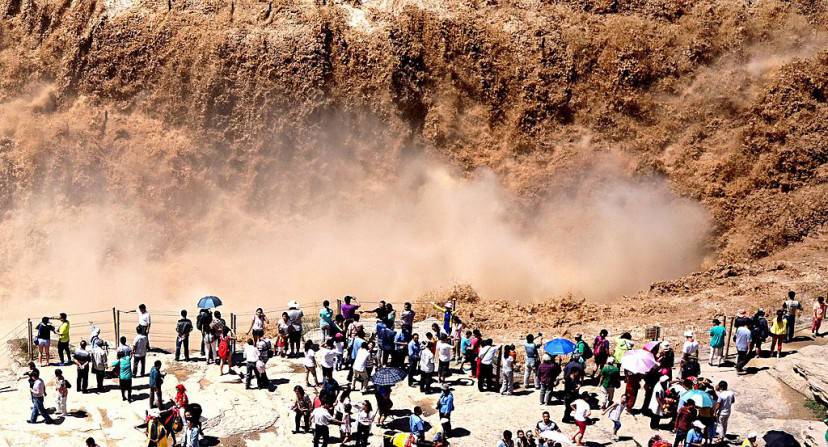 JIXIAN COUNTY, CHINA - AUGUST 24: Tourists view Hukou Waterfall August 24, 2014 in China. It is the largest waterfall on the Yellow River, China, and the second largest waterfall in China.  (Photo by ChinaFotoPress via Getty Images)