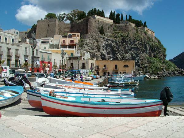 Lipari, piazza di Marina Corta e Castello (Di Clemensfranz, CC BY 2.5, Wikipedia)