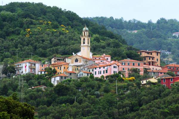 Moneglia (Di Fiore, CC BY-SA 3.0, Wikipedia)