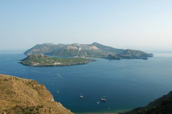 Isola di Vulcano vista da Lipari (Di andrea.pacelli - Flickr, CC BY-SA 2.0, Wikipedia)