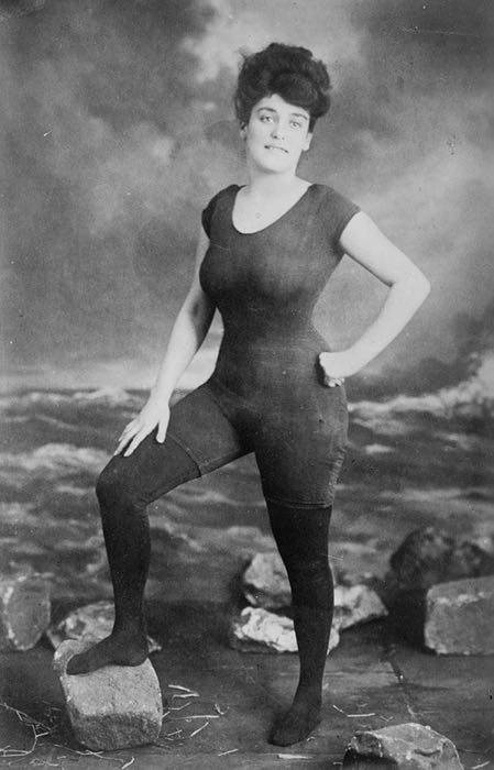 1907 Annette Kellerman promuove per le donne un costume unico e aderente. per questa foto venne arrestata per atti osceni