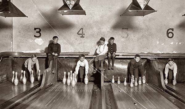 I bambini addetti a sistemare i birilli in un bowling nel 1914