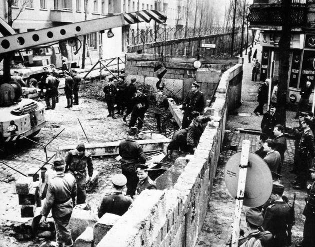 Berlino, 1961: costruzione del Muro